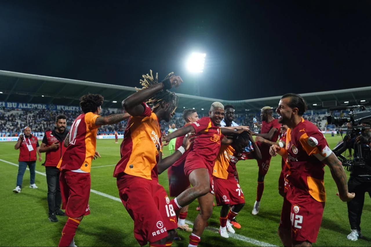 Players of Galatasaray celebrate victory after the Turkish Super Lig Week 2 match between Erzurumspor FK and Galatasaray at Kazim Karabekir Stadium, August 21, 2026, in Erzurum, Turkiye. (AA Photo)