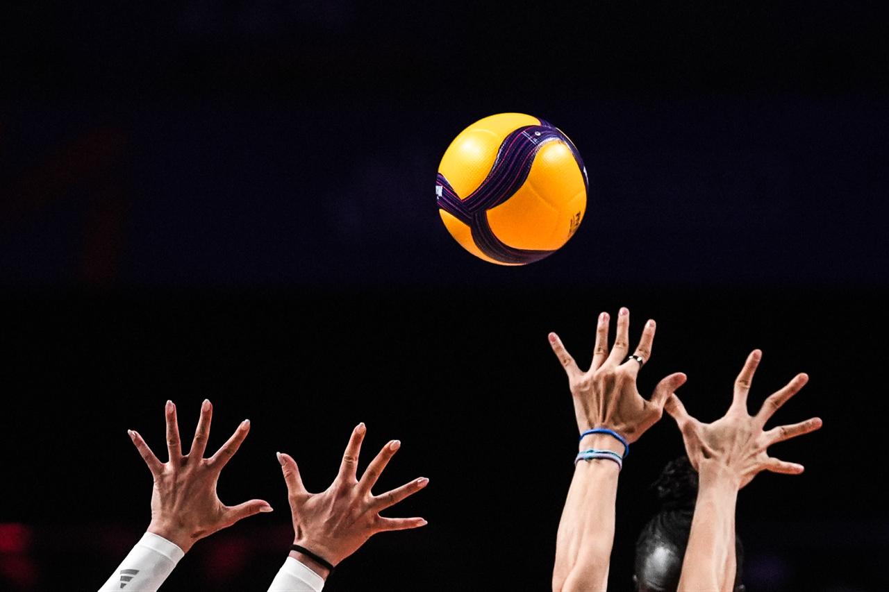 Players contest the ball at the net during a volleyball match. (AA Photo)