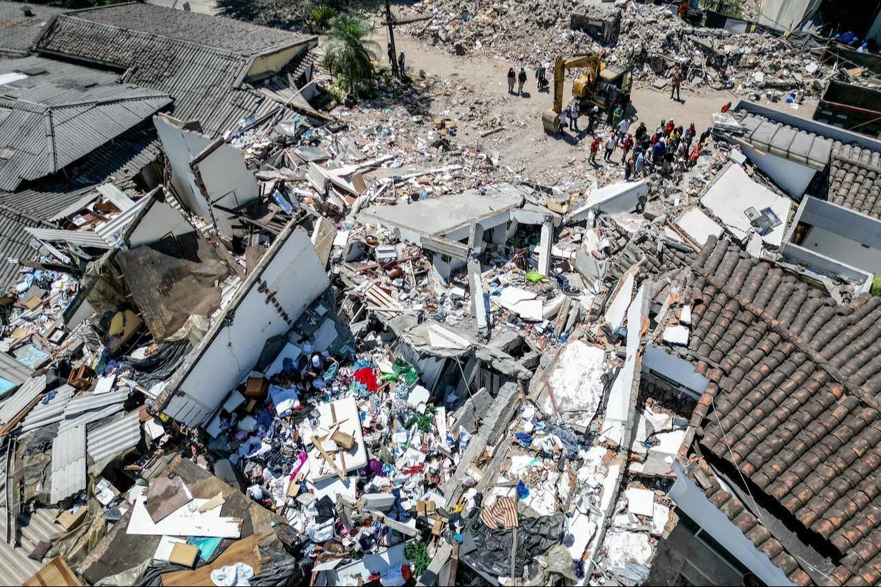 This aerial view shows rescuers searching for survivors amid the rubble of a collapsed building three days after a 7.4 earthquake in Pereira, Colombia, Aug. 13, 2026. (AFP Photo)