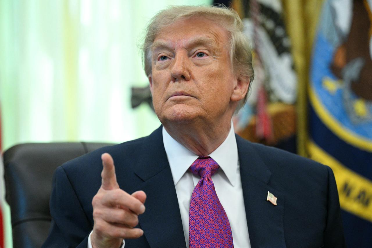 US President Donald Trump speaks after signing an executive order that aims to rename Lake Ontario to Lake America in the Oval Office of the White House in Washington, DC, on August 27, 2026. (AFP Photo)