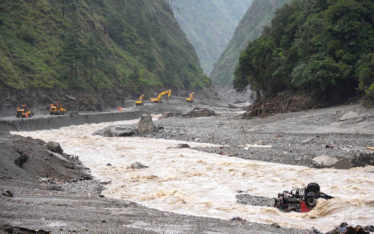 Excavators work to repair a section of road leading to Gyirong Port which was damaged after a mudslide two days earlier, in Gyirong County, in China’s western Tibet region, August 28, 2026. (AFP Photo)