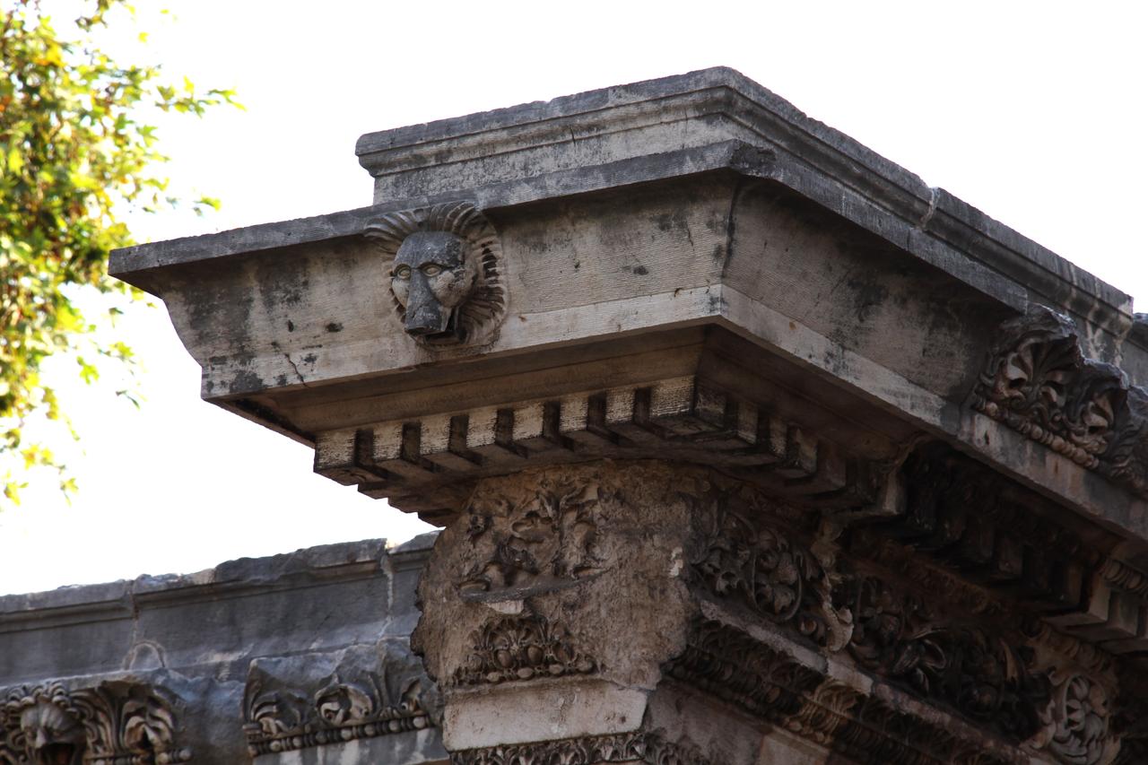 Architectural details of Hadrian’s Gate, one of the iconic structures in Antalya’s historic Kaleici district, illuminated at night. (AA Photo)