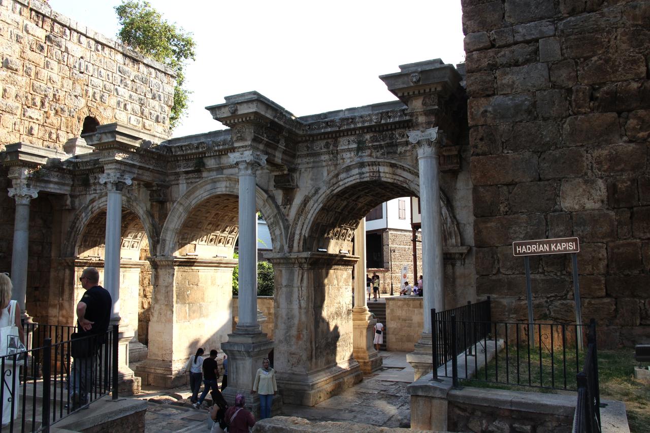 Architectural details of Hadrian’s Gate, one of the iconic structures in Antalya’s historic Kaleici district, illuminated at night. (AA Photo)