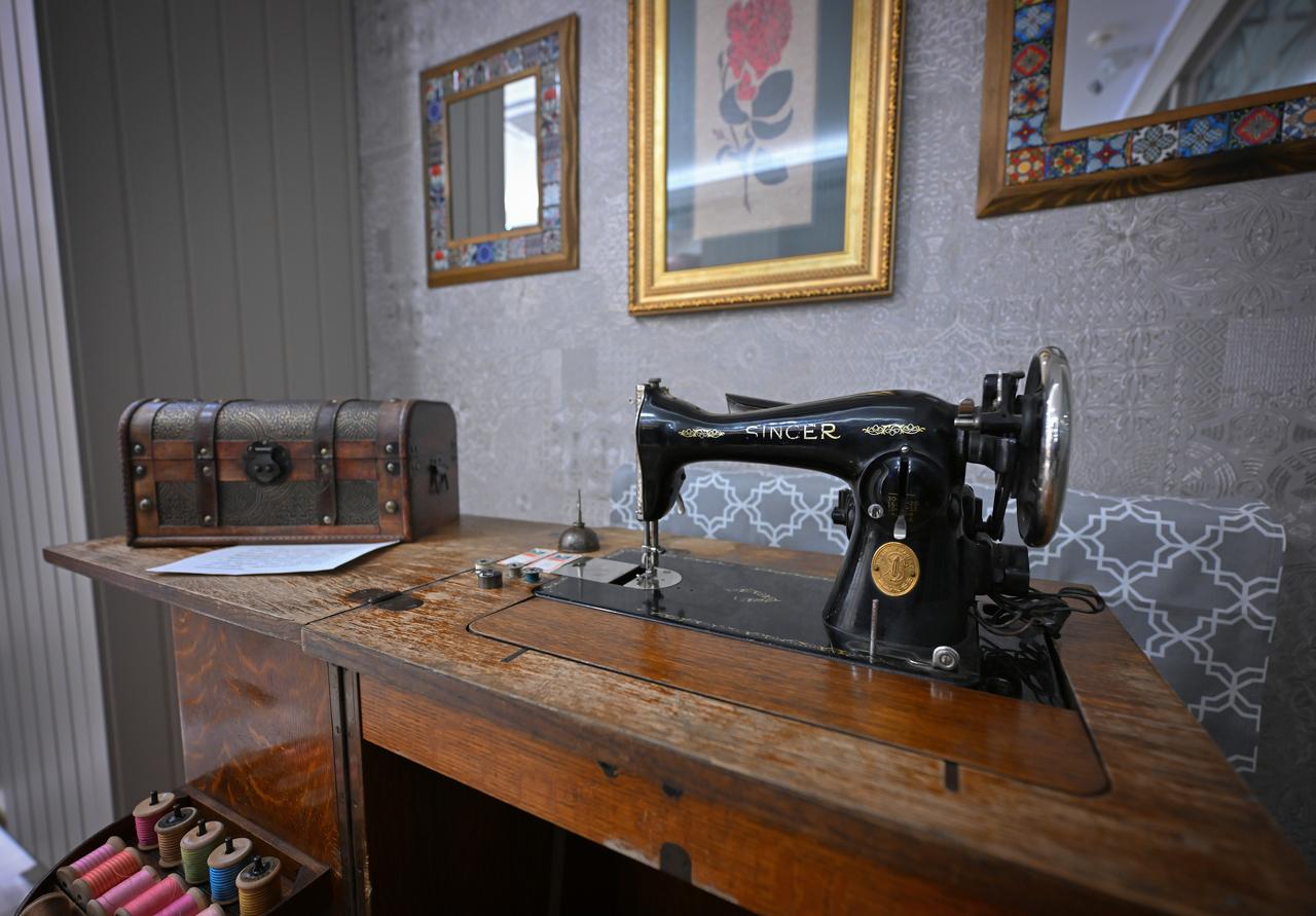 The sewing machine on display at the “Birr Mekan: Goodness-Art-Coffee” cafe, operated by the Turkish Religious Foundation (TDV). (AA Photo)