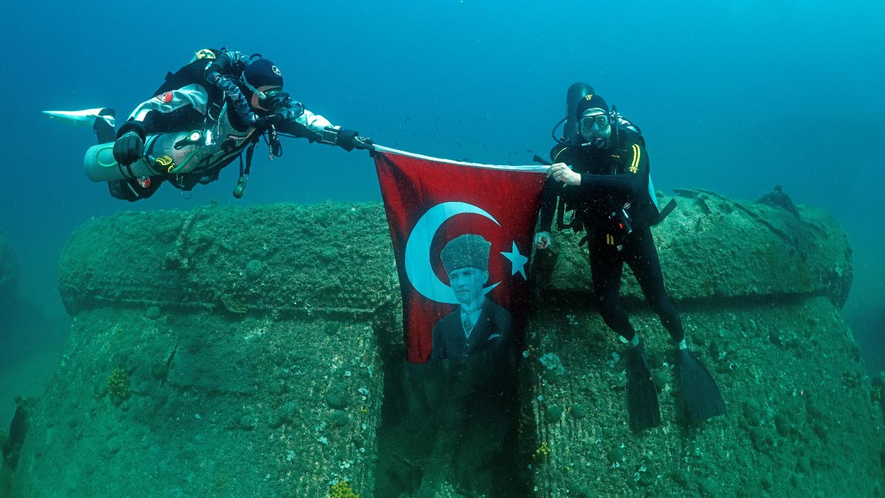 Divers mark Victory Day with flag beneath sea at Gallipoli