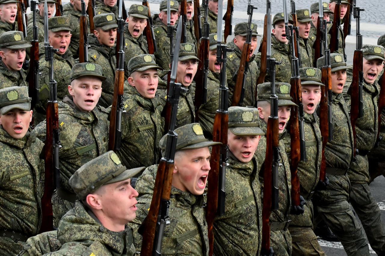 Russian military cadets take part in a rehearsal for the Victory Day military parade on Dvortsovaya Square in Saint Petersburg, Russia, April 26, 2022. (AFP Photo)