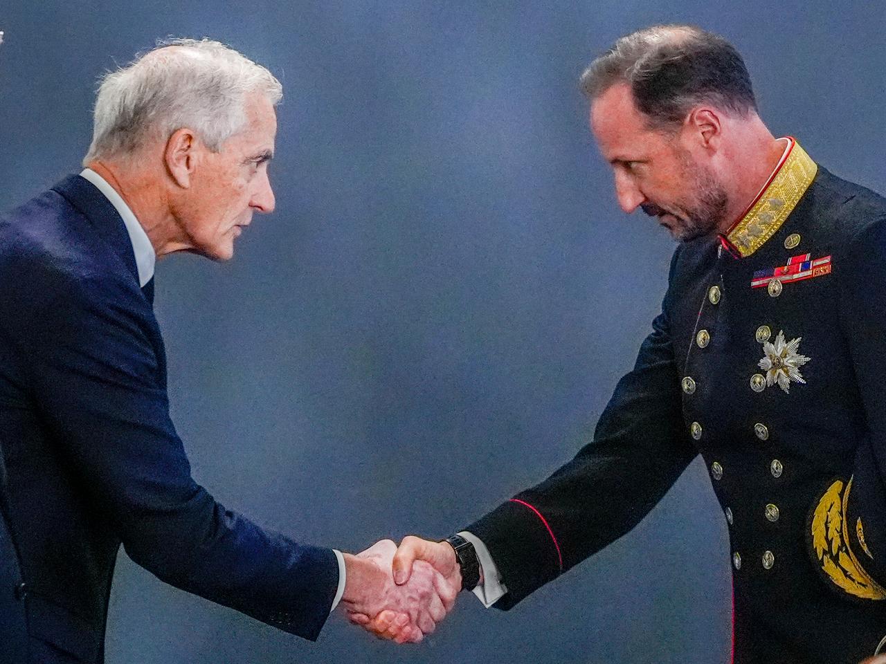 Norwegian Prime Minister Jonas Gahr Store (L) shakes hands with Norway's new King Haakon VIII during cabinet meeting at the Royal Palace following the death of King Harald V, in Oslo, Norway, on August 28, 2026.(AFP Photo)