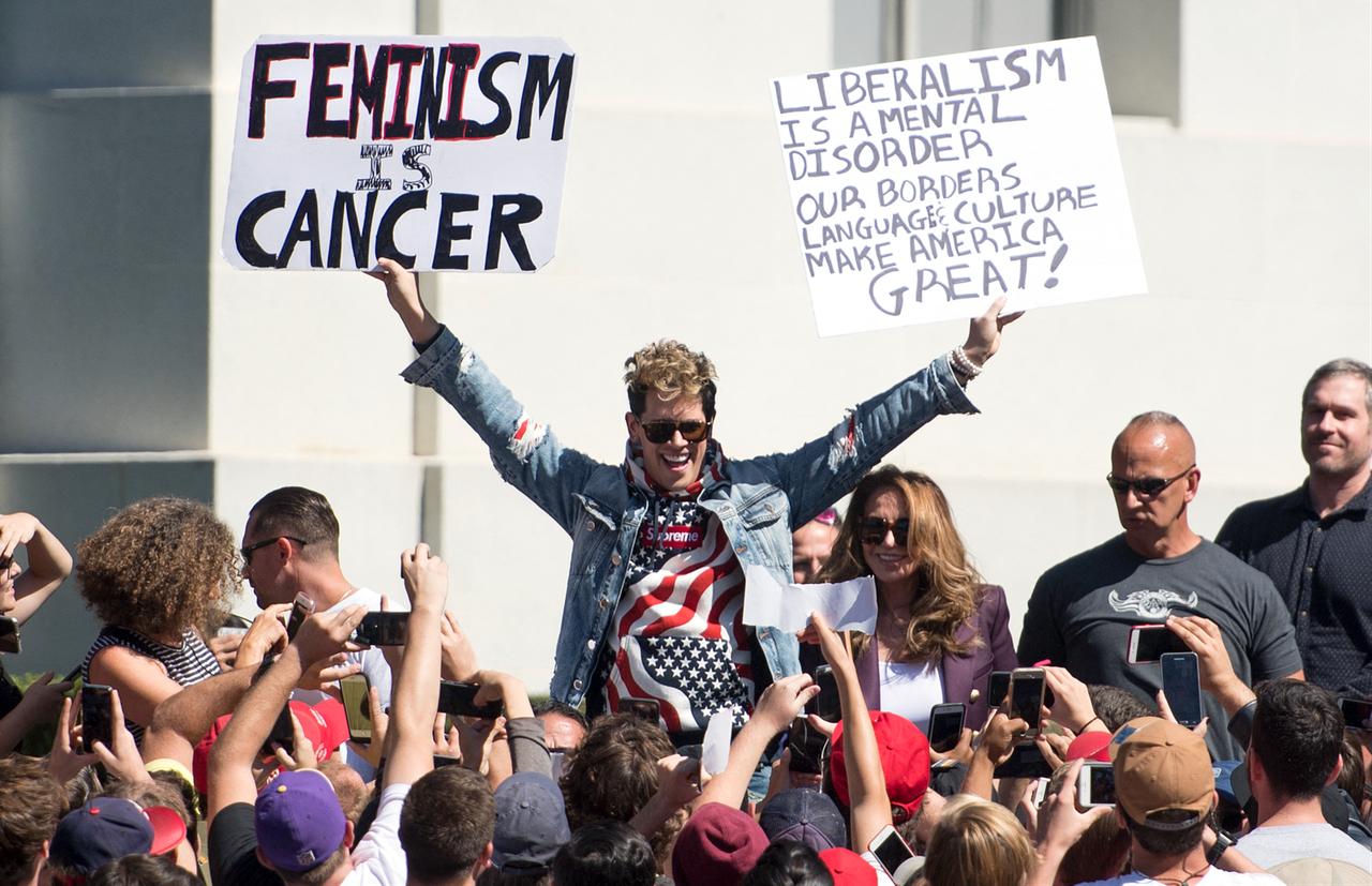 British right-wing commentator Milo Yiannopoulos holds up signs to a crowd of supporters on the University of California, Berkeley campus on September 24, 2017. (AFP File Photo)