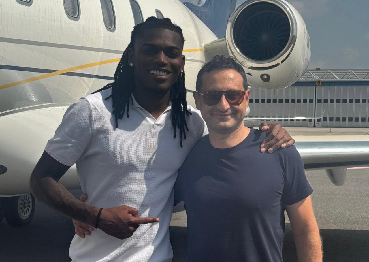 Rafael Leao (L) poses for a photo beside a private jet before departing for Istanbul, Türkiye, Aug. 29, 2026. (Photo via X/FabrizioRomano)