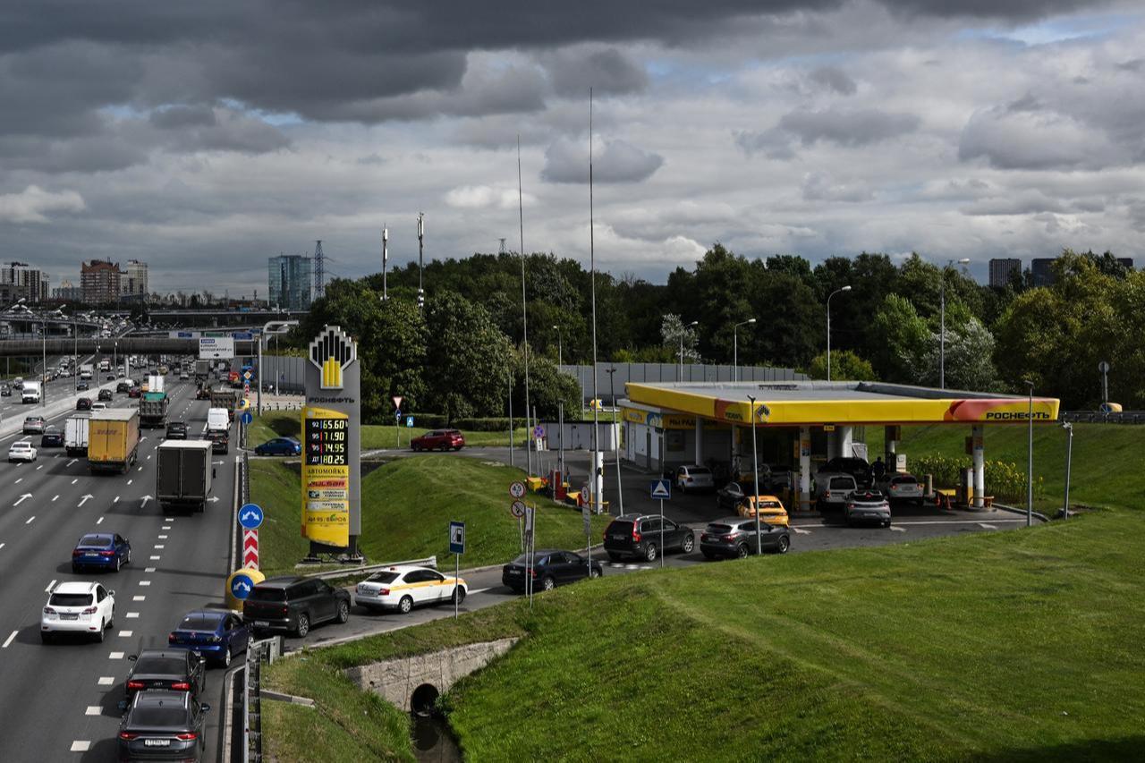 Drivers queue at a Rosneft petrol station in Moscow on August 19, 2026. (AFP Photo)