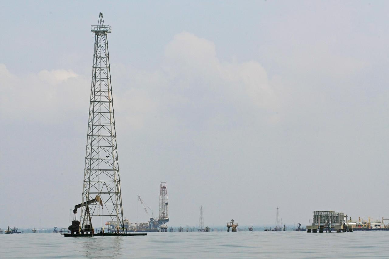Trump announces US control of 65B barrels of Venezuelan oil reserves Image
