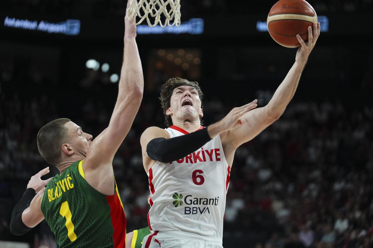 Türkiye crush Lithuania 94-66 in FIBA World Cup qualifier
