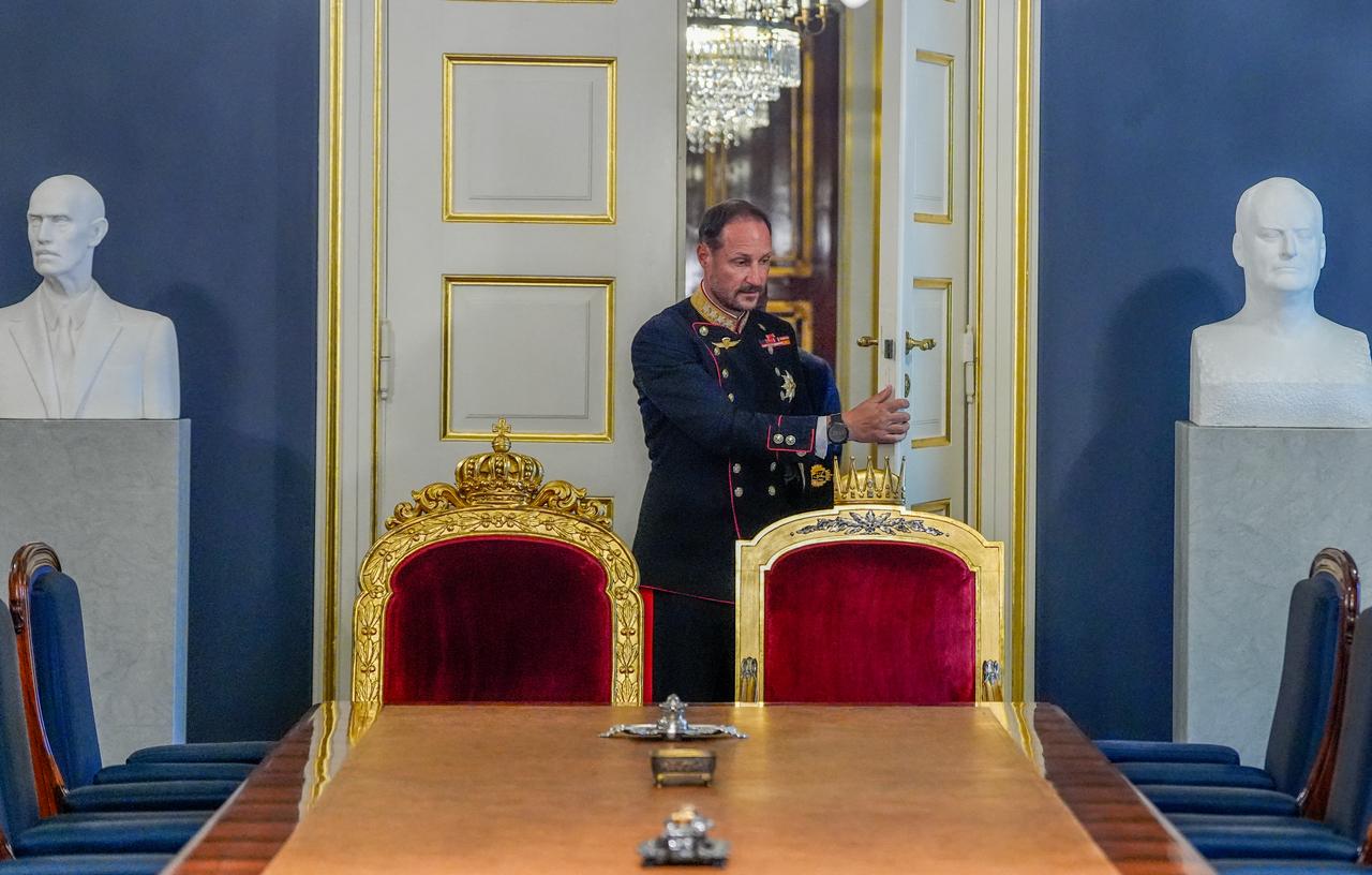 Norway's new King Haakon VIII arrives at an extraordinary cabinet meeting at the Royal Palace in Oslo, Norway, on August 28, 2026. (AFP Photo)
