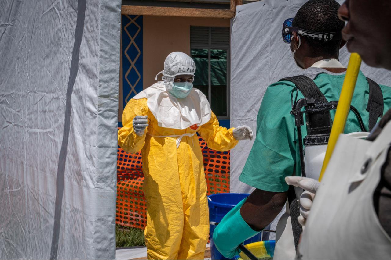 A member of the Doctors Without Border (MSF) personnel at the Elikya clinic Ebola treatment center prepares to remove his personal protection equipment (PPE) in Bunia, in the eastern Democratic Republic of the Congo, June 5, 2026. (AFP Photo)