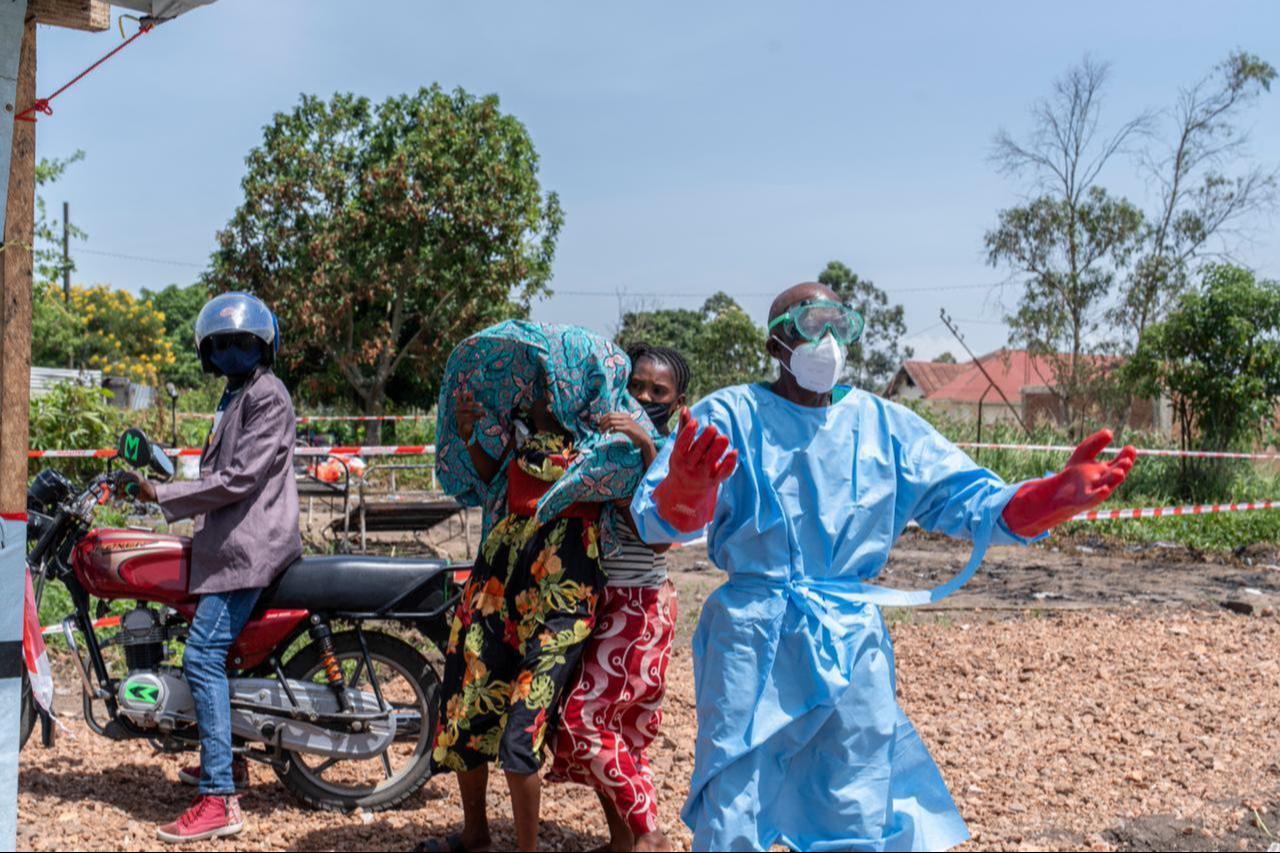 Dieudonne Sezabo (R), a health worker, gestures as he asks for help in transporting a patient (2nd L) suspected of having Ebola, DR Congo, on May 26, 2026. (AFP Photo)