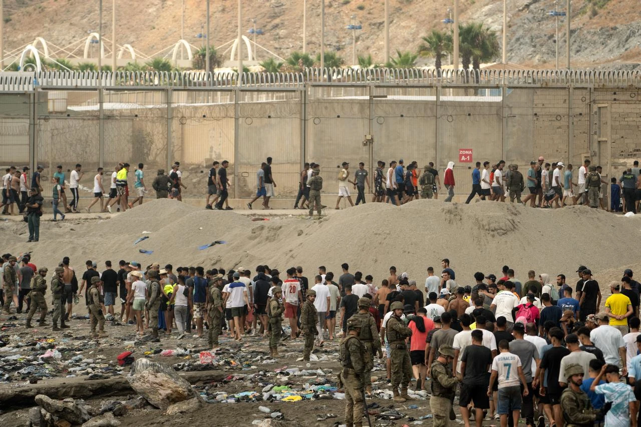 Spanish soldiers control as migrants cross back to Morocco after they crossed the border to enter Spain's north Africa's Ceuta enclave, July 31, 2026. (AFP Photo)