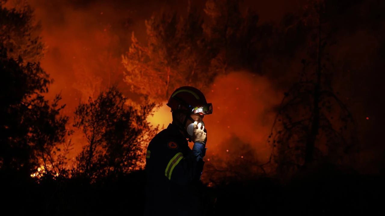 Greece battles deadly wildfire, helicopter tragedy Image
