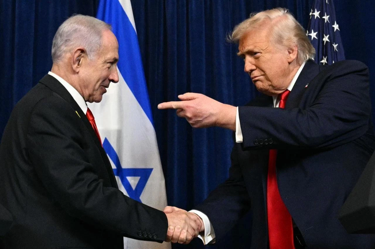 US President Donald Trump (R) and Israeli Prime Minister Benjamin Netanyahu shake hands as they arrive to speak to journalists in Palm Beach, Florida, Dec. 29, 2025. (AFP Photo)