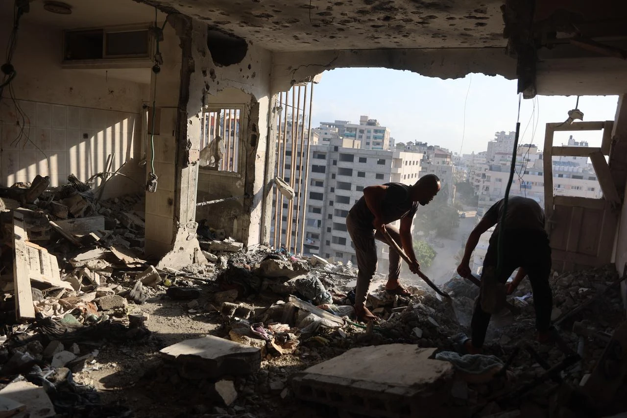 Palestinian residential salvage what they can from an apartment targeted in overnight Israeli airstrikes in Gaza City, August 2, 2026. (AFP Photo)