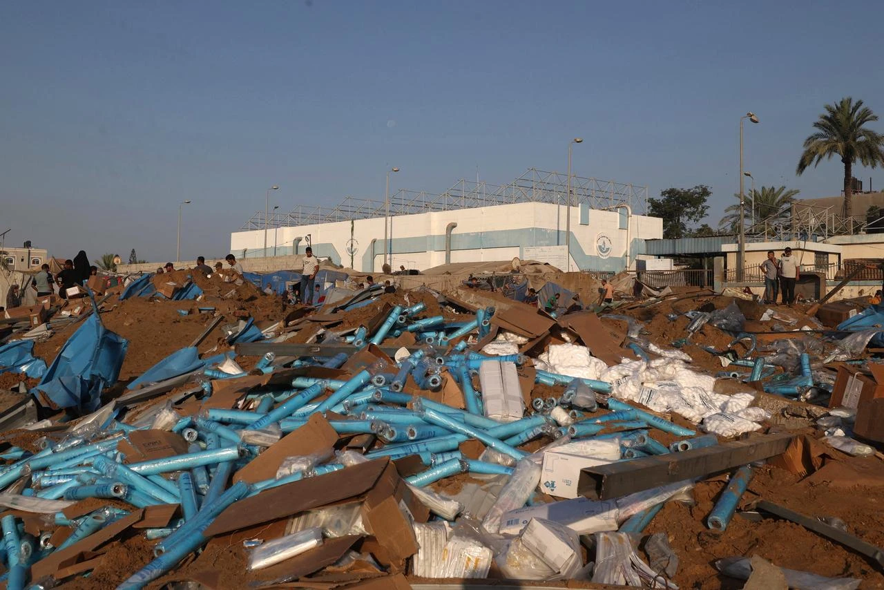 Displaced Palestinians inspect the destruction following an Israeli airstrike that targeted the nearby medical supplies and pharmaceuticals warehouse of Al-Aqsa Martyrs Hospital, in Deir al-Balah, central Gaza Strip, Aug. 1, 2026. (AFP Photo)