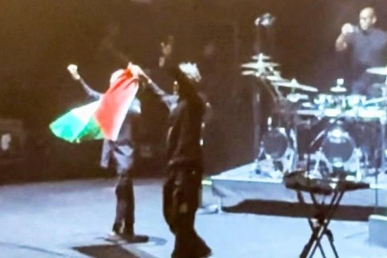 Massive Attack detained by Singapore police over Palestine flag at concert