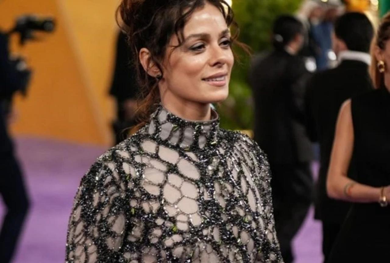 Ozge Ozpirincci turns heads in an intricate Tayfun Kaba design at the Joy Awards in Riyad, Saudi Arabia, Jan. 18, 2025. (Photo via X)
