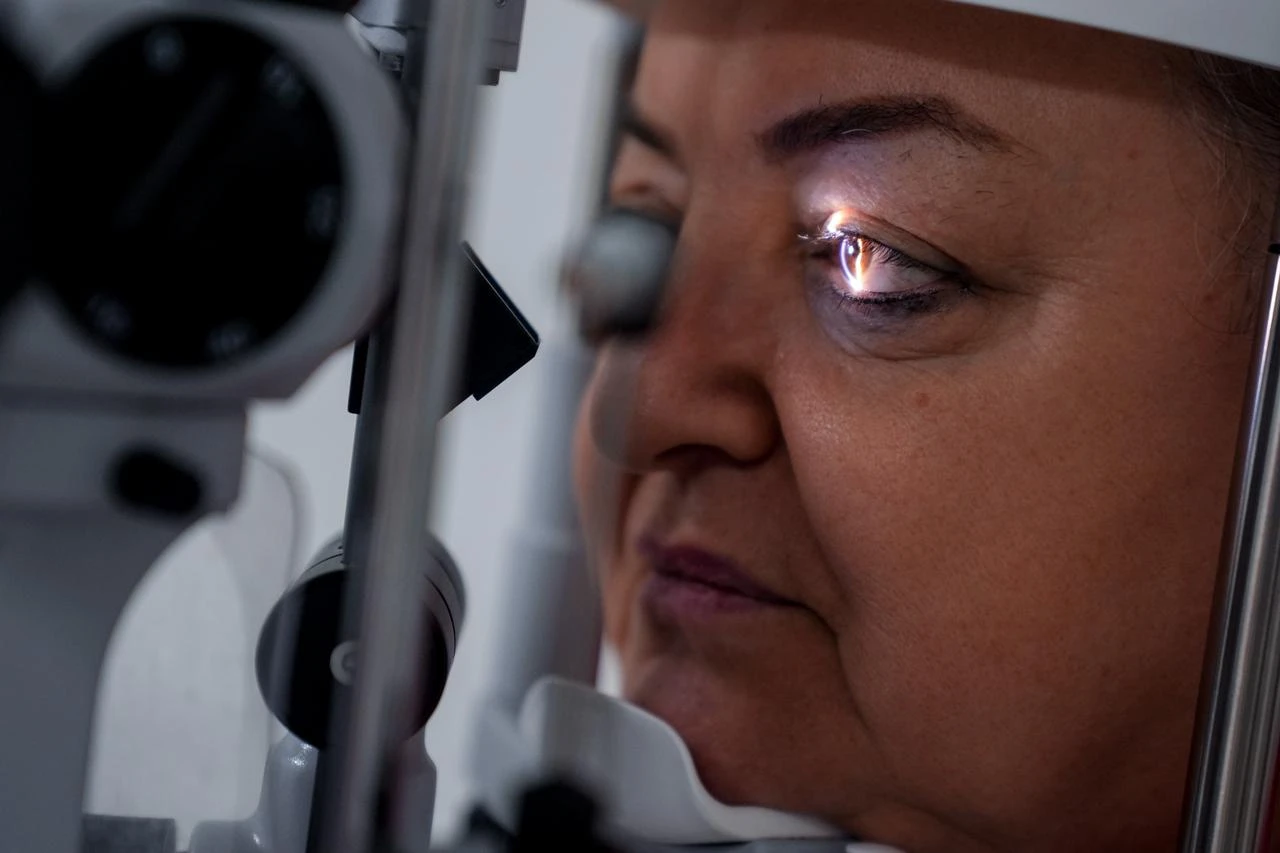 Swimming with contact lenses may cause permanent vision loss, expert warns