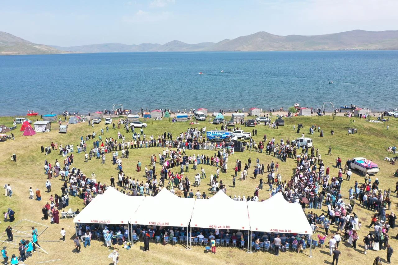 Thousands flock to festival at Türkiye's Balik Lake in Agri