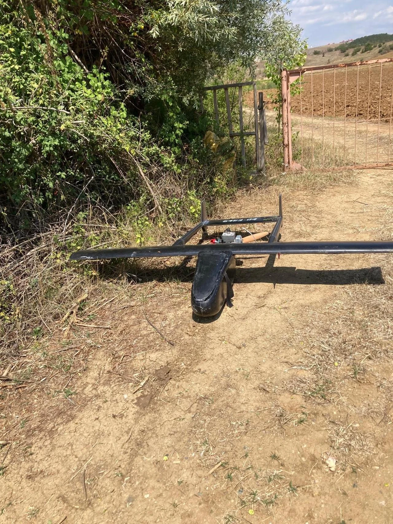 The photo shows an unmanned aerial vehicle (UAV) that was found in a field in the Taskopru district of Kastamonu, Türkiye, on Aug. 2, 2026. (IHA Photo)