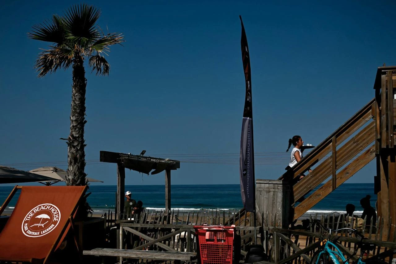Restaurant’s terrace in Lacanau, on August 1, 2026, during wildfires in the Gironde region, southwestern France. (AFP Photo)