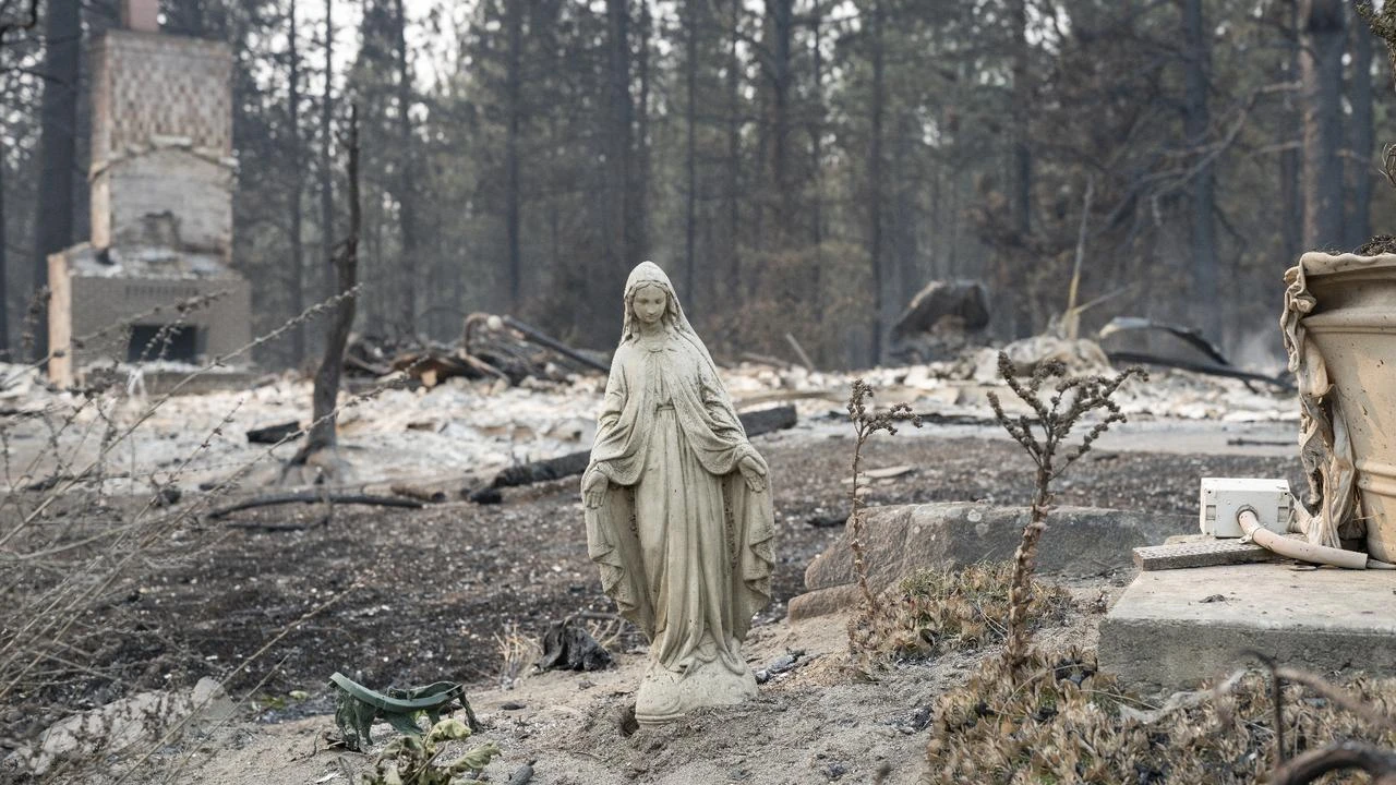 Wildfires destroy hundreds of homes in Washington state, displace 60,000