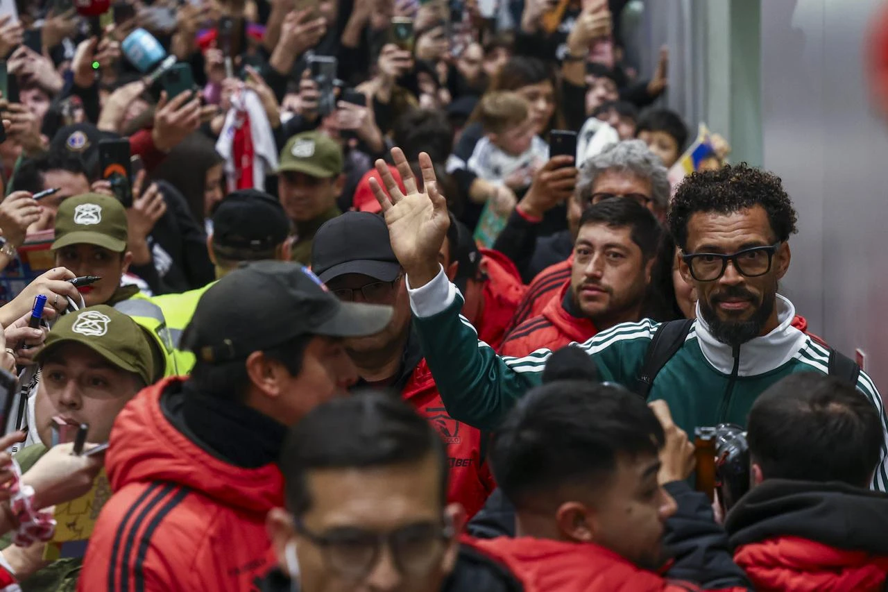 World Cup breakout star Vozinha arrives in Chile to complete Colo Colo move