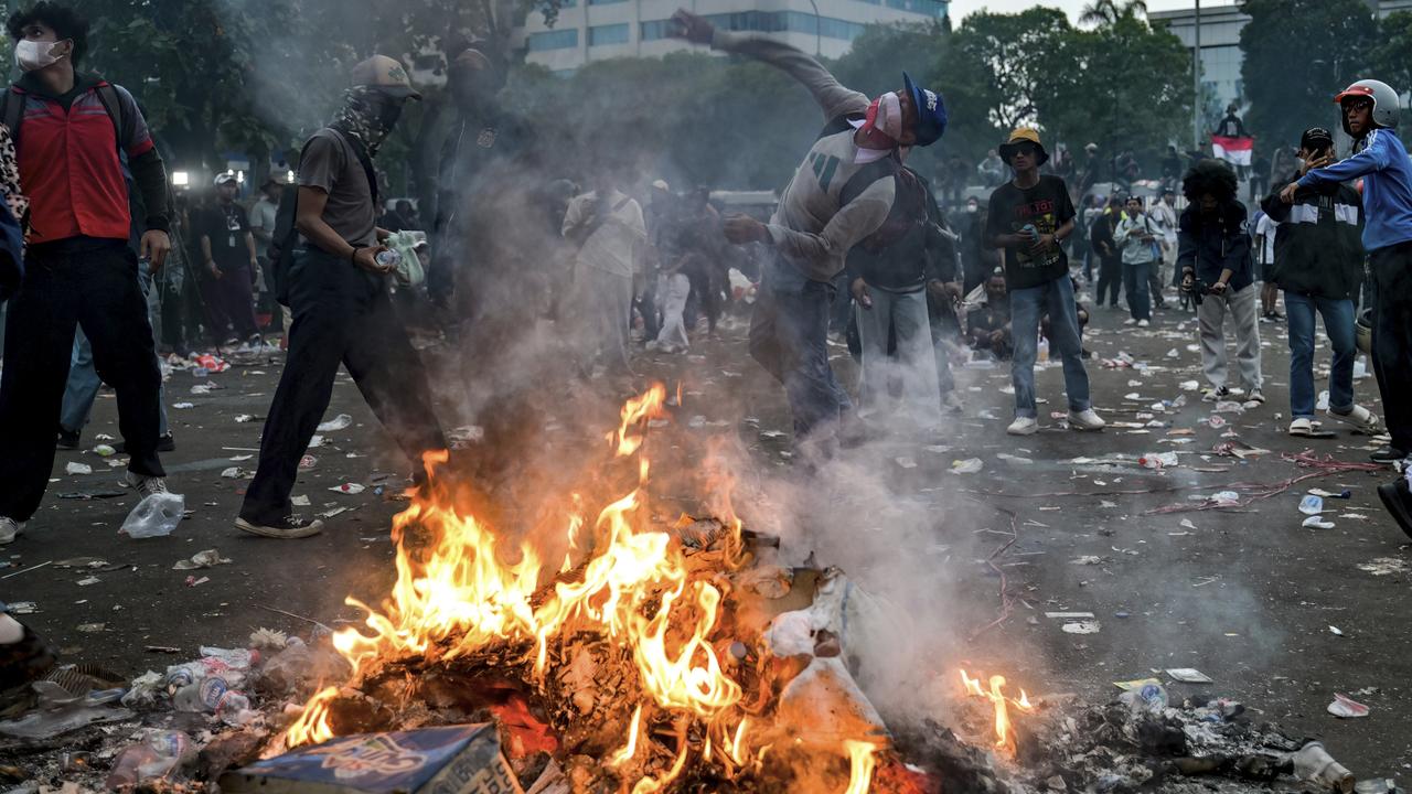 Indonesian protesters clash with police over corruption penalties
