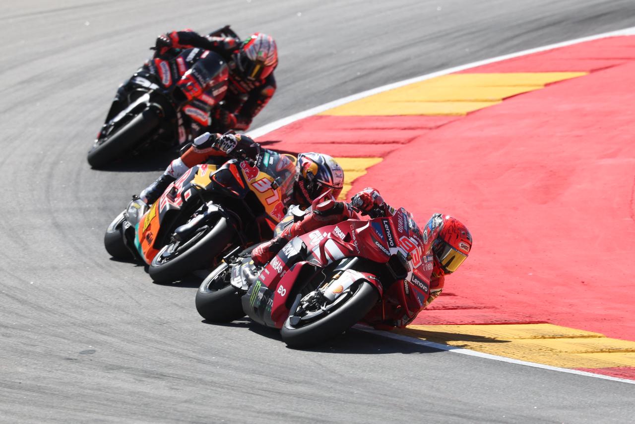 Ducati Lenovo Team’s Marc Marquez leads KTM’s Pedro Acosta and Aprilia’s Marco Bezzecchi during the MotoGP Aragon Grand Prix at MotorLand Aragon in Alcaniz, Spain, Aug. 30, 2026. (AFP Photo)