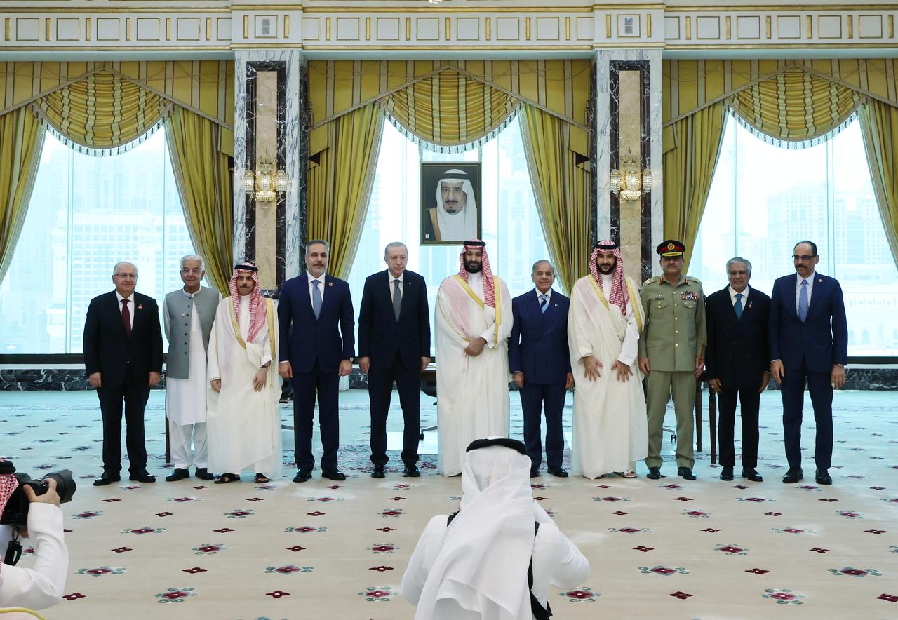 Turkish President Recep Tayyip Erdogan (5th L), Saudi Crown Prince Mohammed bin Salman (C) and Pakistani Prime Minister Shehbaz Sharif (5th R) pose for a family photo after signing a trilateral joint defense agreement in Mecca, Saudi Arabia, on August 7, 2026. (TUR Presidency/AA Photo)