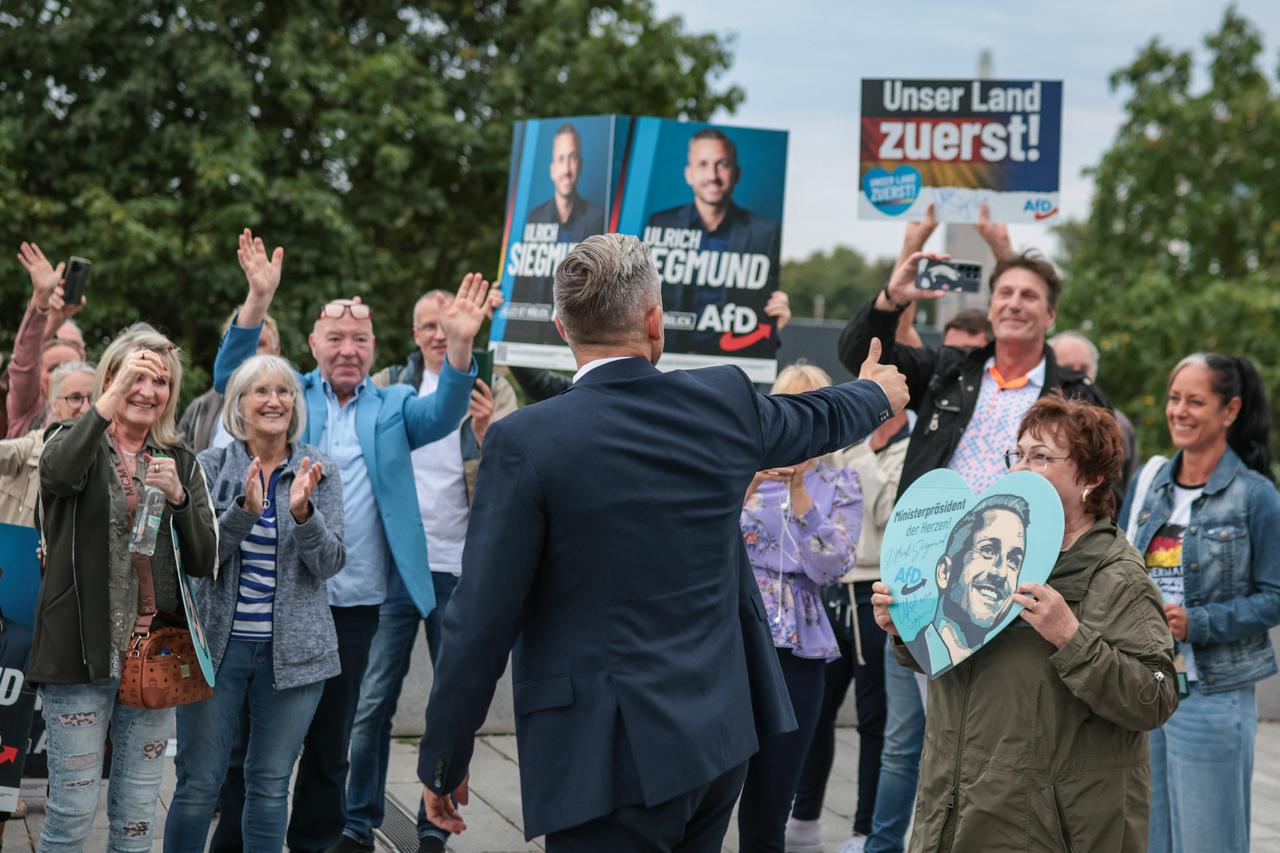 Far-right Alternative for Germany (AfD) party's main candidate Ulrich Siegmund greets supporters as he arrives for a debate on MDR regional TV in Magdeburg, eastern Germany on August 26, 2026. (AFP Photo)