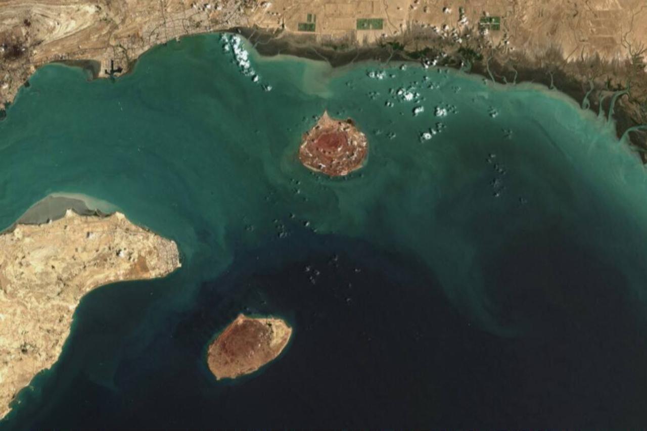 US forces strike Iranian launchers on Larak Island after tanker hit in Hormuz