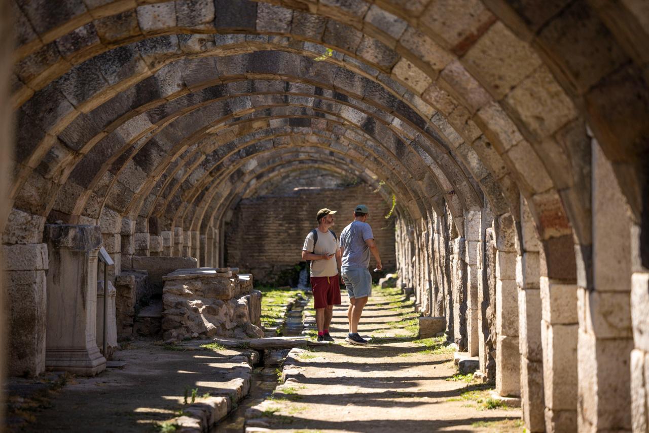 Ancient Smyrna excavations reveal new spaces and rare wall paintings