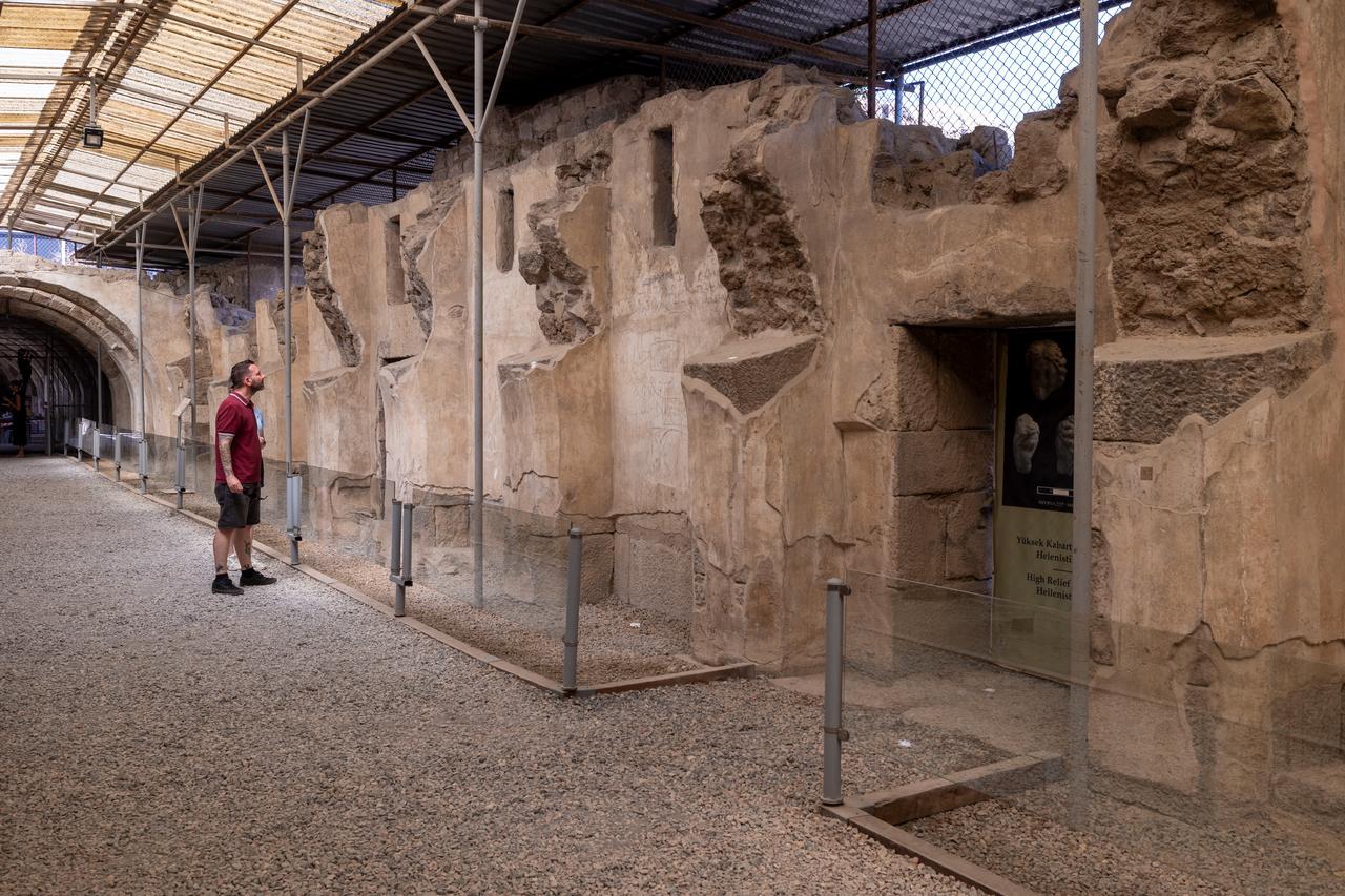Two men in the ancient city of Smyrna in Izmir’s historic city center. (AA Photo)