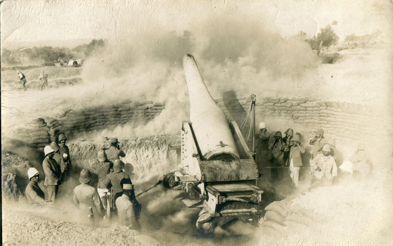 French heavy artillery gun in action in 1915.