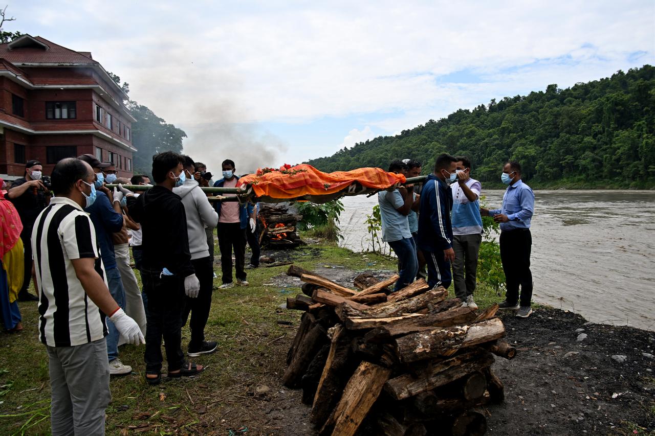 Mourners cremate the bodies of victims after flash floods in Nepal's Chitwan district on August 31, 2026. (AFP Photo)