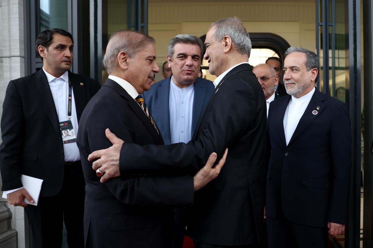 Pakistan, Iran leaders discuss ties, Middle East on sidelines of Bishkek summit