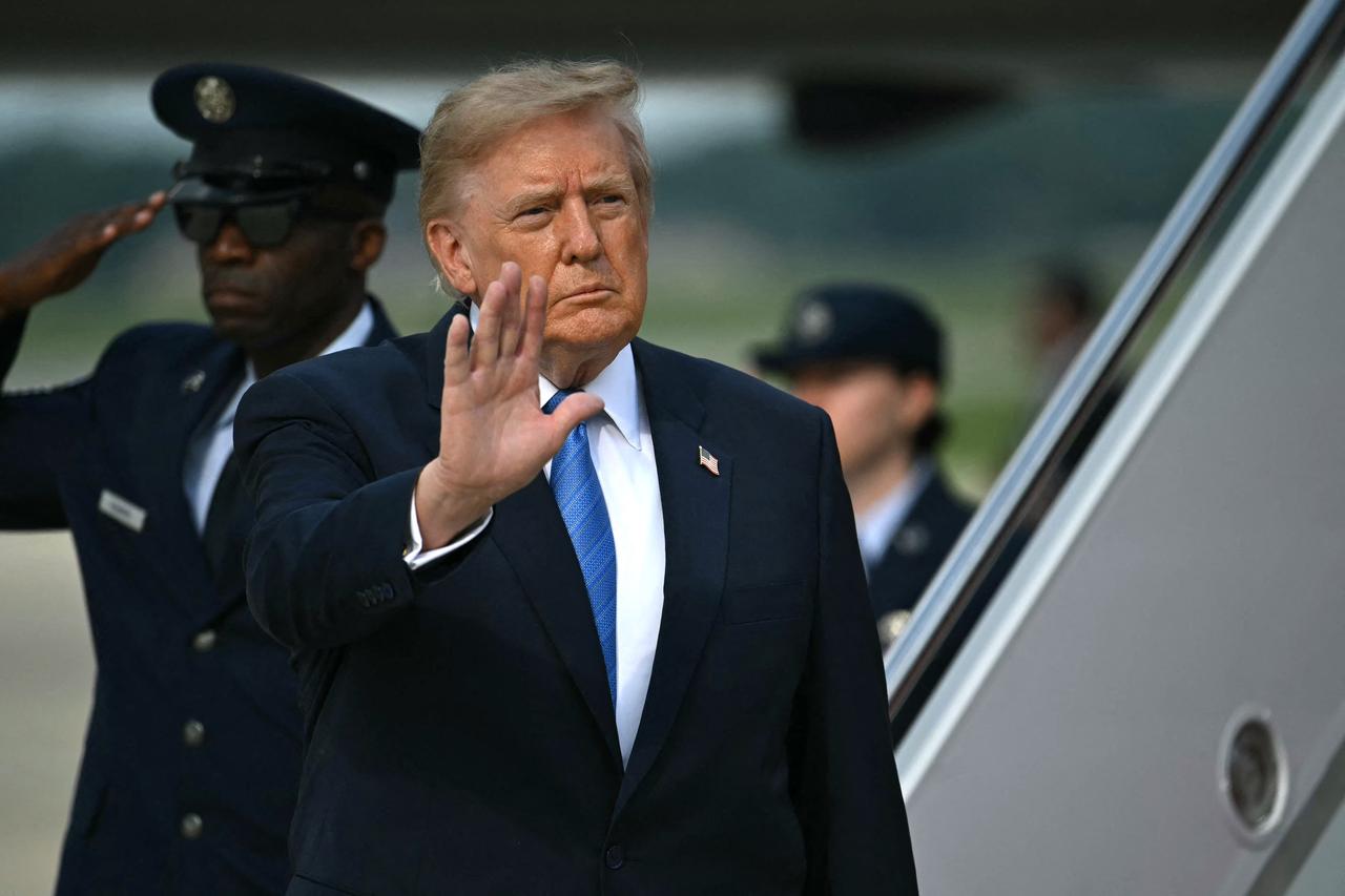 US President Donald Trump waves after stepping off Air Force One at Joint Base Andrews, Maryland, August 28, 2026. (AFP Photo)