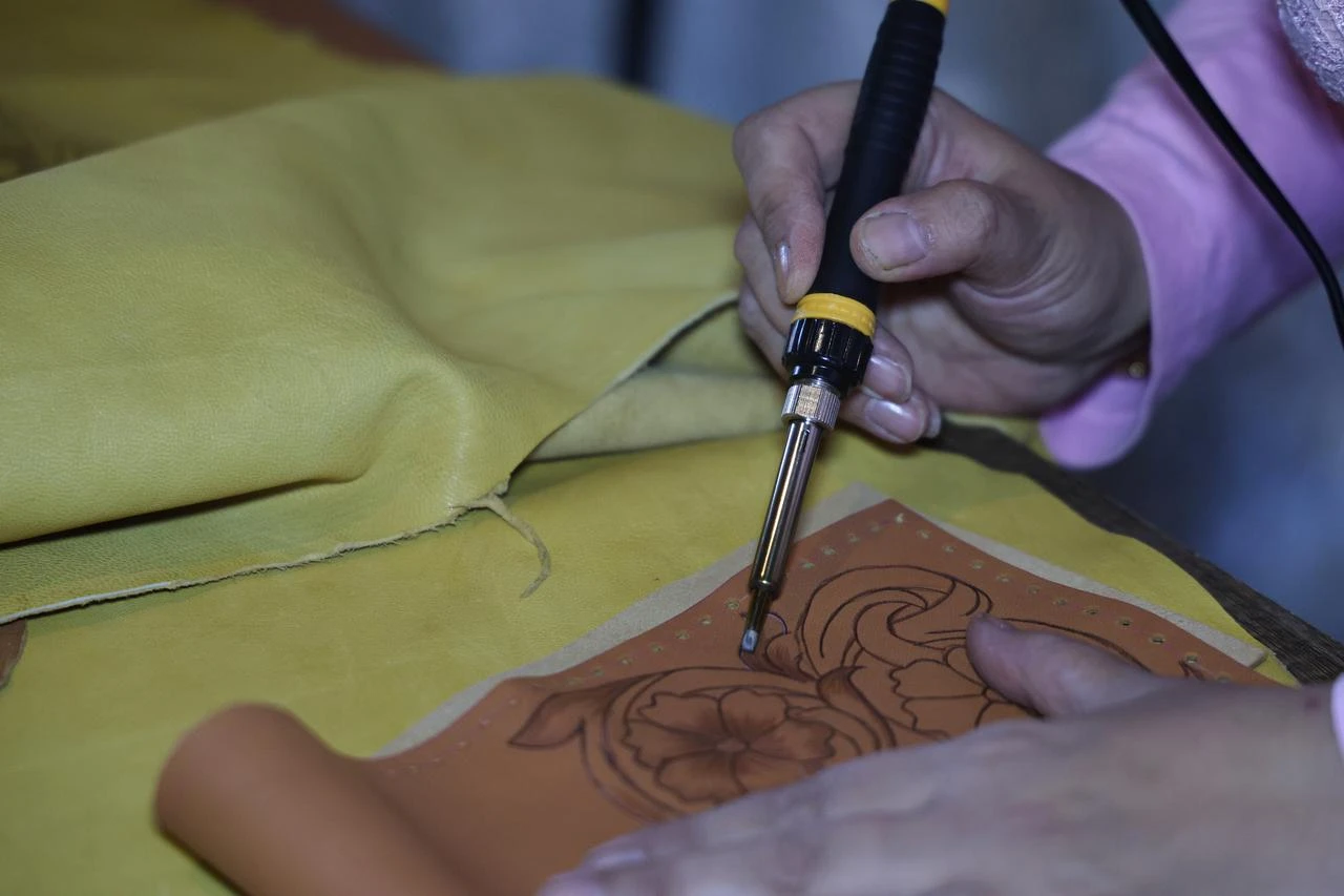 Aleppo artisan keeps fading leather-burning craft alive