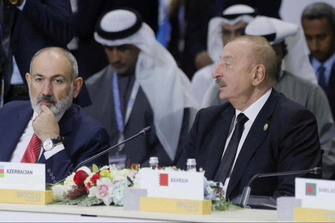 Azerbaijans President Ilham Aliyev (R) and Armenias Prime Minister Nikol Pashinyan (L) attend a plenary session in the outreach/BRICS Plus format at the BRICS summit in Kazan, October 24, 2024. (AFP Photo)