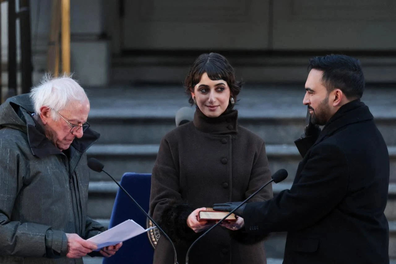 Rama Duwaji holds the Koran as her husband New York mayor Zohran Mamdani is sworn in by US Senator Bernie Sanders during his public inauguration ceremony followed by a block party at City Hall in New York on January 1, 2026. (AFP Photo)