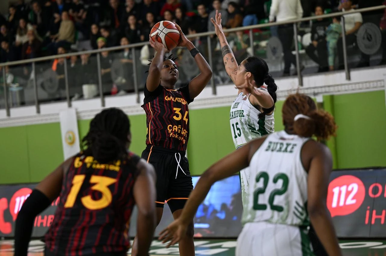 Galatasaray's Brianna Ashaki Fraser (C) in action during the ING Women's Basketball Süper Lig match against Ormanspor at the M. Sait Zarifoğlu Sports Hall, Ankara, Türkiye, Dec. 29, 2024. (AA Photo)