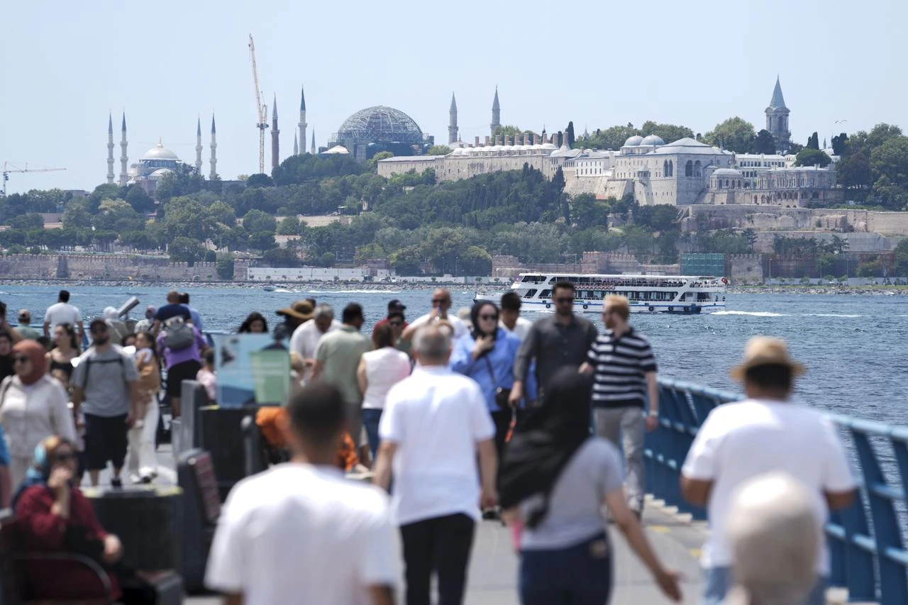 People spend the weekend walking along the Uskudar waterfront in Istanbul, Türkiye, on August 2, 2026. (AA Photo)