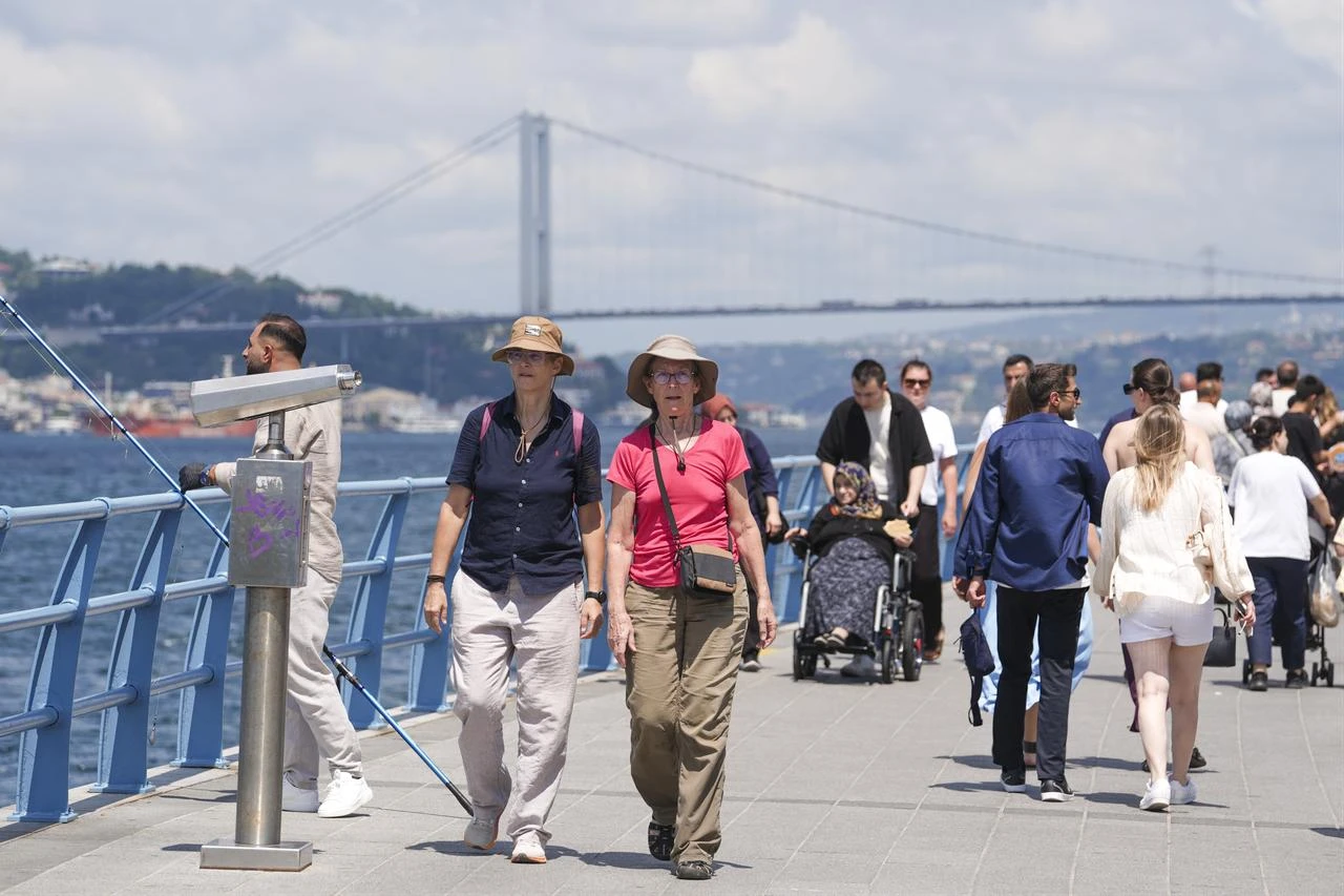 People spend the weekend walking along the Uskudar waterfront in Istanbul, Türkiye, on August 2, 2026. (AA Photo)