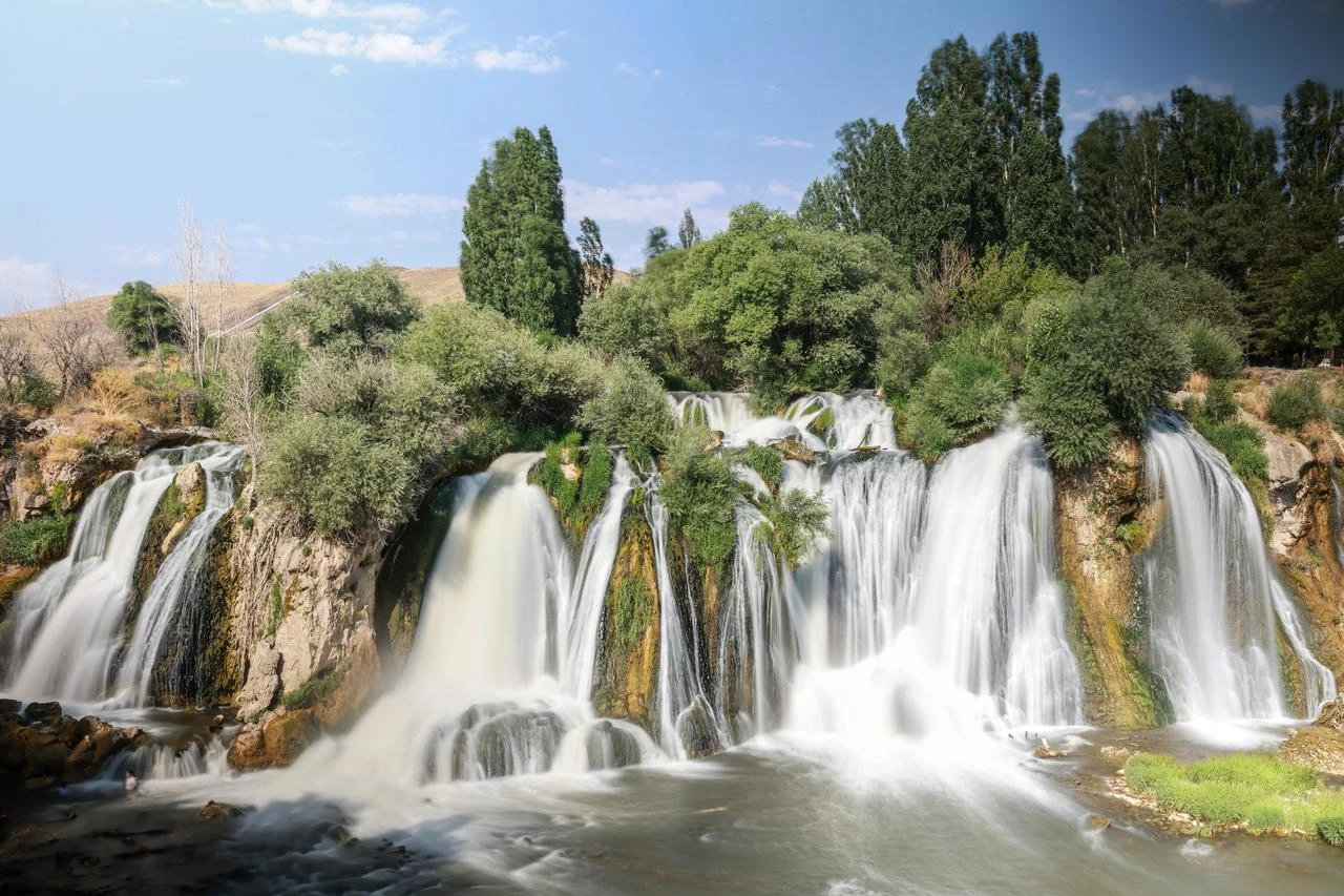 Muradiye Waterfall draws crowds with cool air, lush scenery